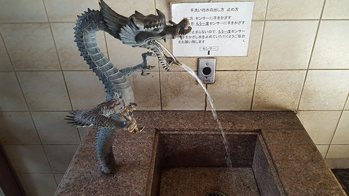 El grifo de este baño público japonés tiene forma de dragón