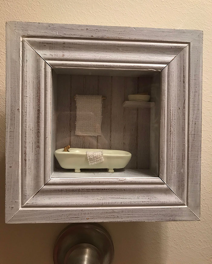 Mis abuelos tienen un diorama de su baño colgado en la pared del baño