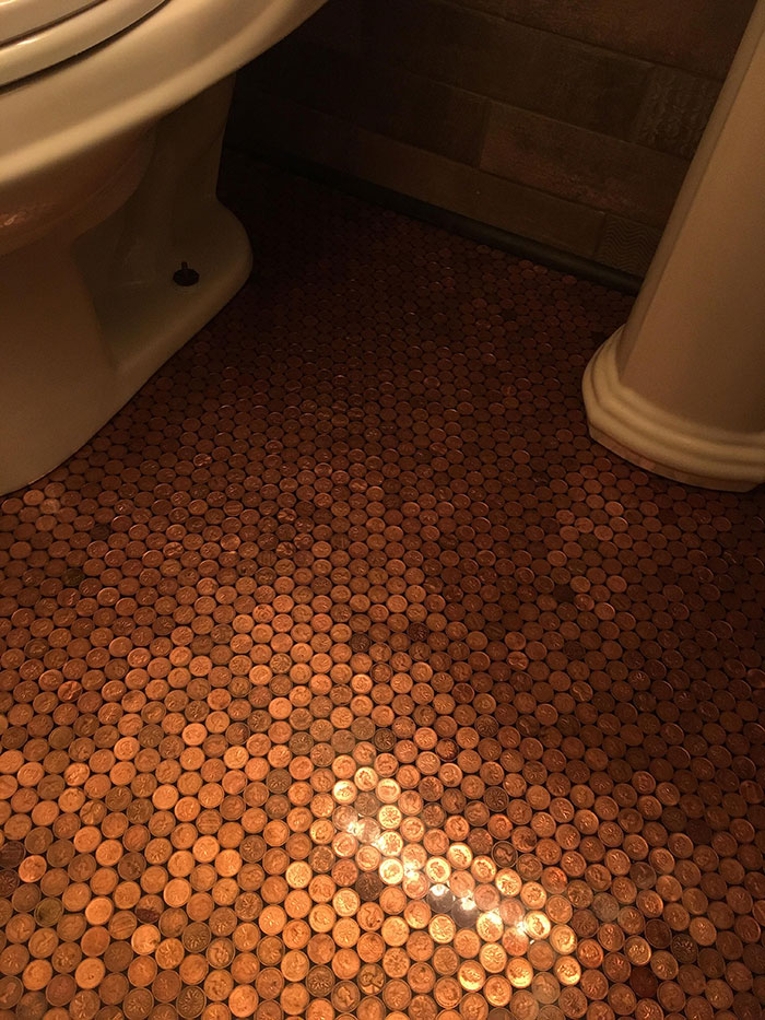 Mi padre hizo el piso del baño con cientos de monedas