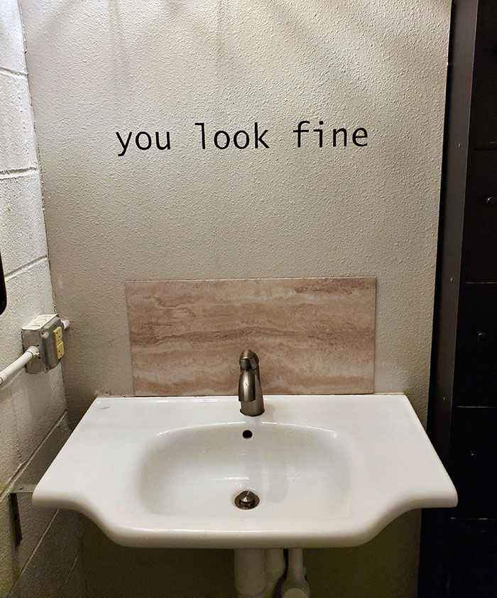 El baño de este restaurante no tiene espejo. "Te ves bien"