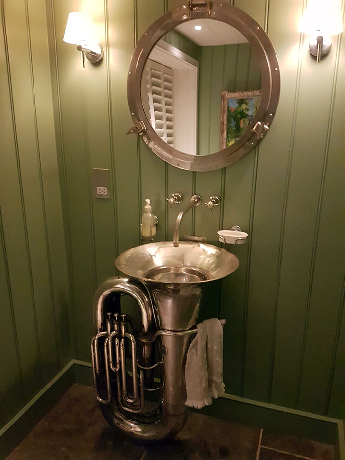 Este lavabo con forma de instrumento de viento en el baño de mi tío político