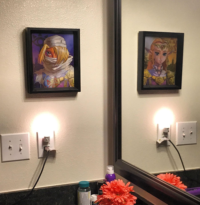 Compré este cuadro holográfico y lo colgué al lado del espejo del baño