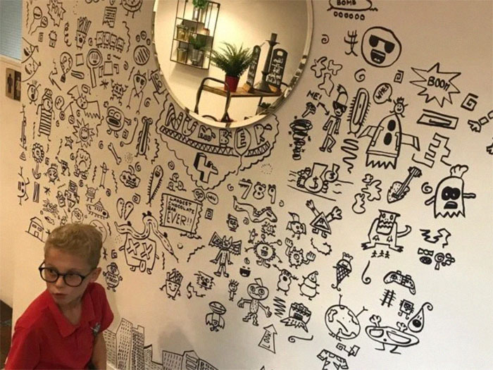 Un Chico De 9 Años Edad Que Tuvo Problemas En Clase Por Garabatear Consigue Un Trabajo Para Decorar Un Restaurante Con Sus Dibujos