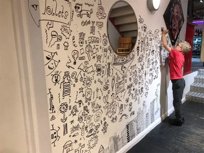 Un Chico De 9 Años Edad Que Tuvo Problemas En Clase Por Garabatear Consigue Un Trabajo Para Decorar Un Restaurante Con Sus Dibujos