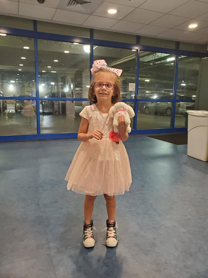 5 Y.O. Girl Wears Different Princess Dresses To Each Chemo Treatment