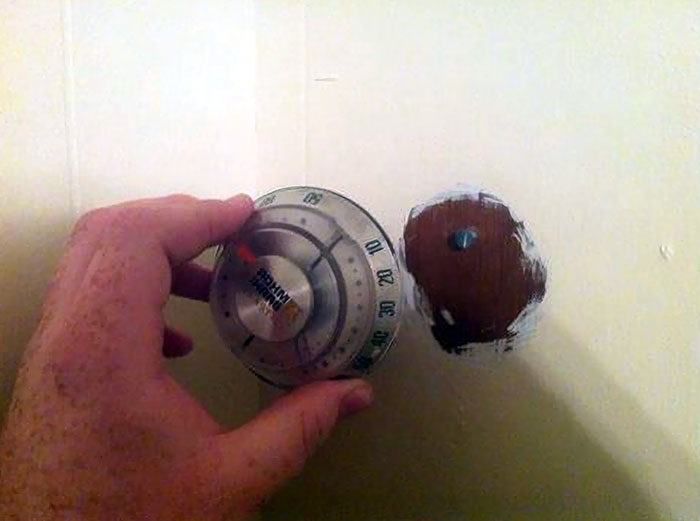 Cuando descubres que el termostato en realidad no funciona y el mando estaba simplemente clavado a la pared