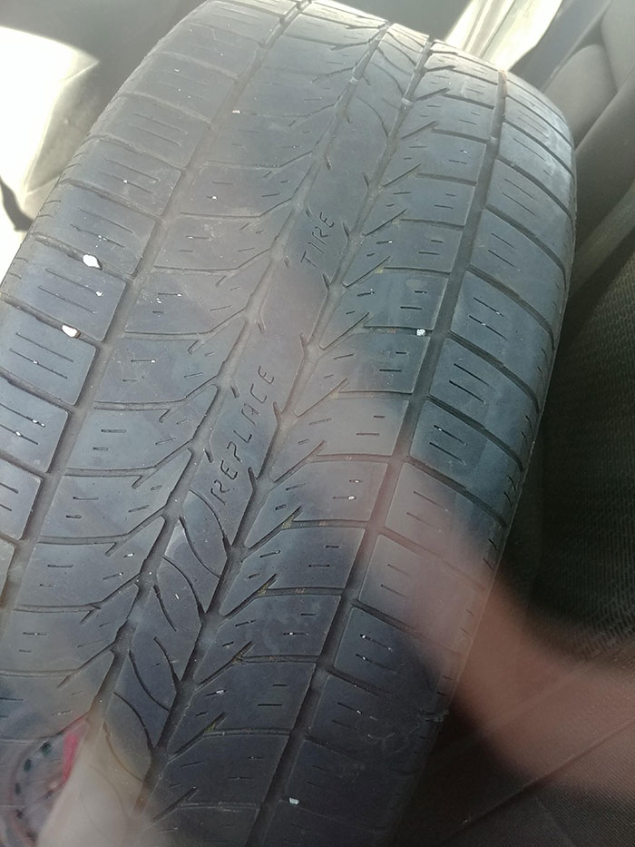 Cuando se desgasta el neumático, aparece el mensaje para reemplazarlo