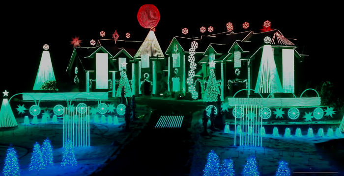 This House Has Over-The-Top Christmas Decorations And People Are Unsure How To Feel About It This House Has Over-The-Top Christmas Decorations And People Are Unsure How To Feel About It