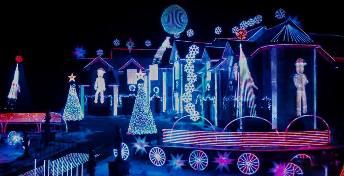 This House Has Over-The-Top Christmas Decorations And People Are Unsure How To Feel About It This House Has Over-The-Top Christmas Decorations And People Are Unsure How To Feel About It
