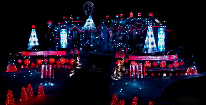 This House Has Over-The-Top Christmas Decorations And People Are Unsure How To Feel About It This House Has Over-The-Top Christmas Decorations And People Are Unsure How To Feel About It
