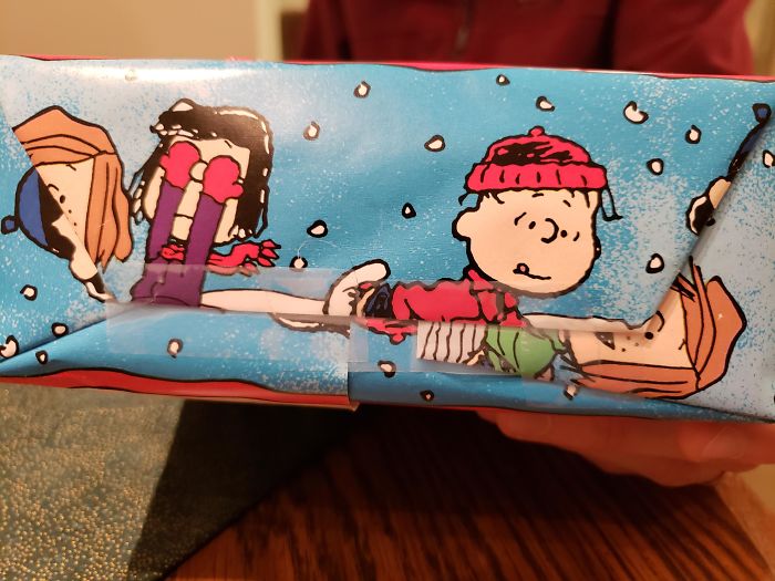 Gracias a la forma de envolver este regalo, parece que Linus y Patty se lo están montando frente a Marcie