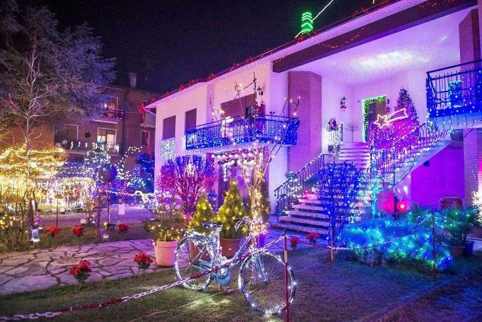 This House Is Decorated With 70,000 Christmas Lights