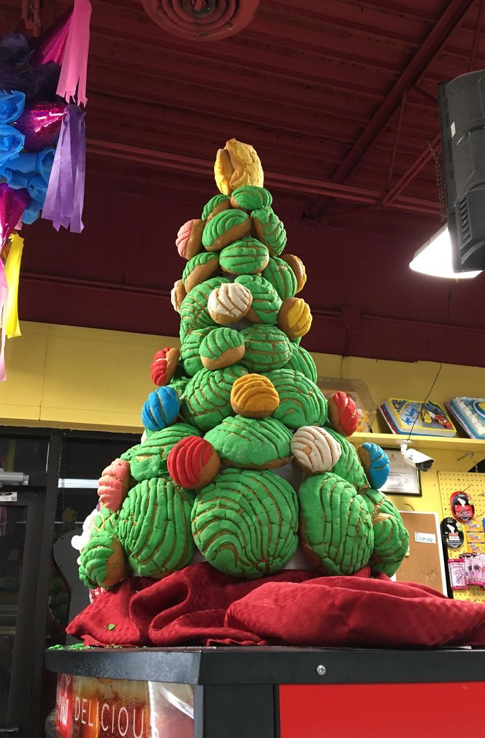 Árbol de Navidad hecho de conchas en una pastelería hispana