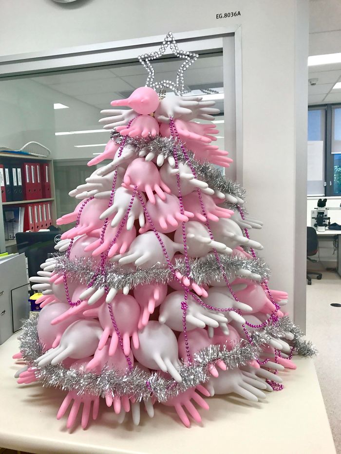 Bu Noel Ağacı Laboratuvarımda Lateks Eldiven Yapılmış