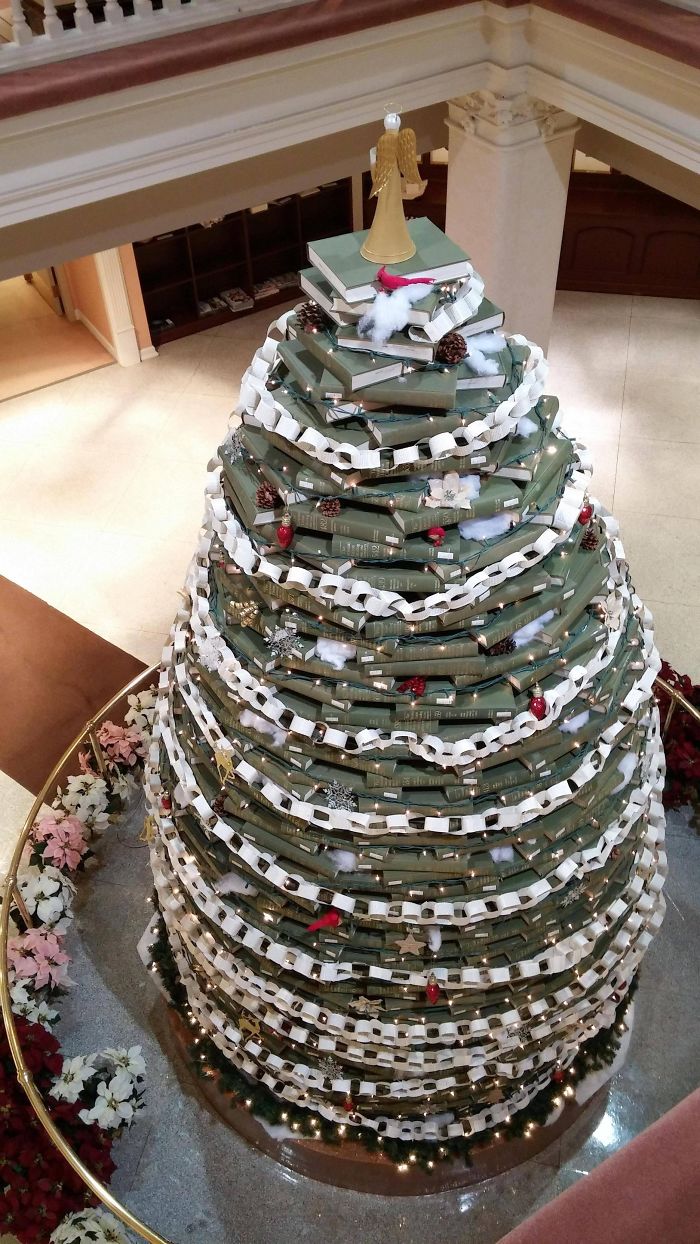 Árbol de Navidad hecho de enciclopedias en la universidad