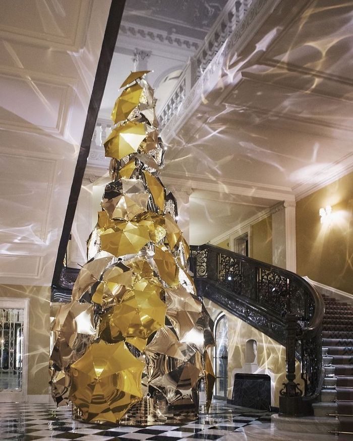 Vianočný strom hotela Claridge vyrobený zo 100 slnečníkov