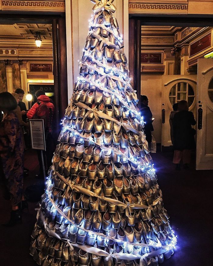 Niekto vyrobil vianočný stromček Pointe Shoe v londýnskom Coliseum, anglická národná opera