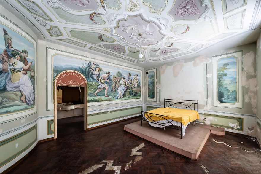 Would You Sleep In This Bedroom? (Italy)