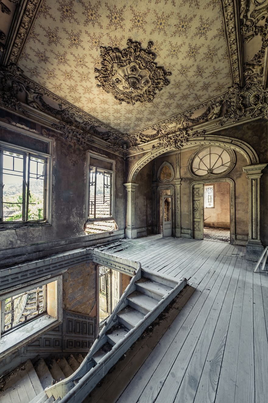 Abandoned House With Amazing Ceiling (Portugal)