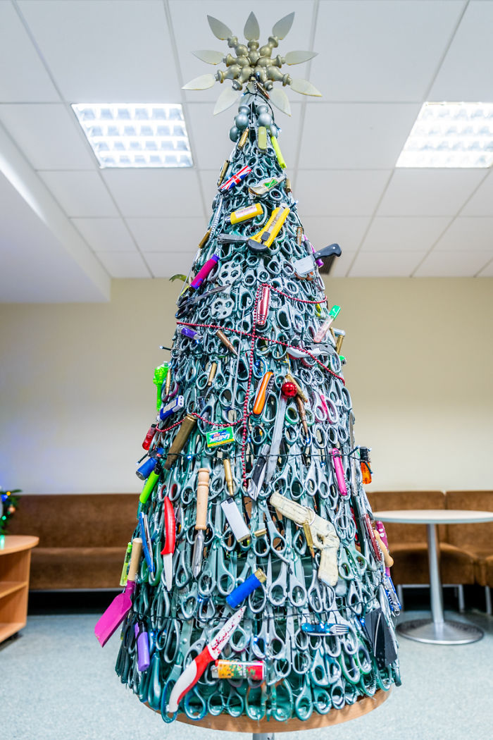 Vilnius Airport Puts A Christmas Tree Made Of Confiscated Items To Highlight The Importance Of Aviation Security