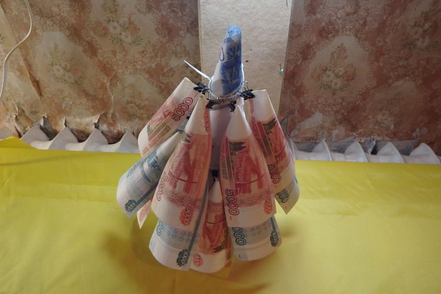 Unusual Russian Christmas Tree Made Of Real Money And Gold