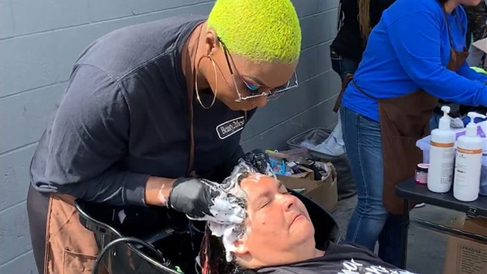 This La Based Beautician Gives Free Makeovers To Homeless