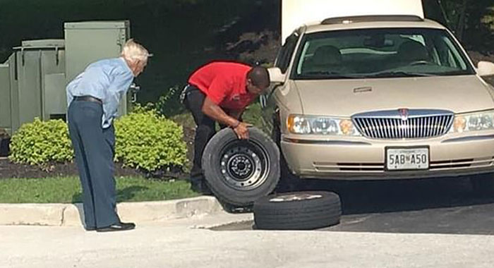 Chick-Fil-A Manager Drops His Work To Help 96 Y.O. WWII Veteran That Was In Tears About A Flat Tire