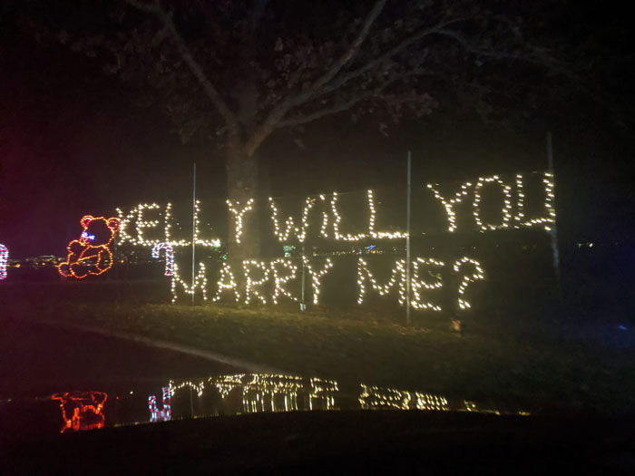 Guy Publicly Proposes To "Kelly" Using Christmas Lights, The Internet Encourages People With GFs Named Kelly To Do The Same