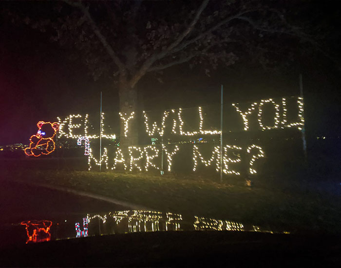 Guy Publicly Proposes To “Kelly” Using Christmas Lights, The Internet Encourages People With GFs Named Kelly To Do The Same