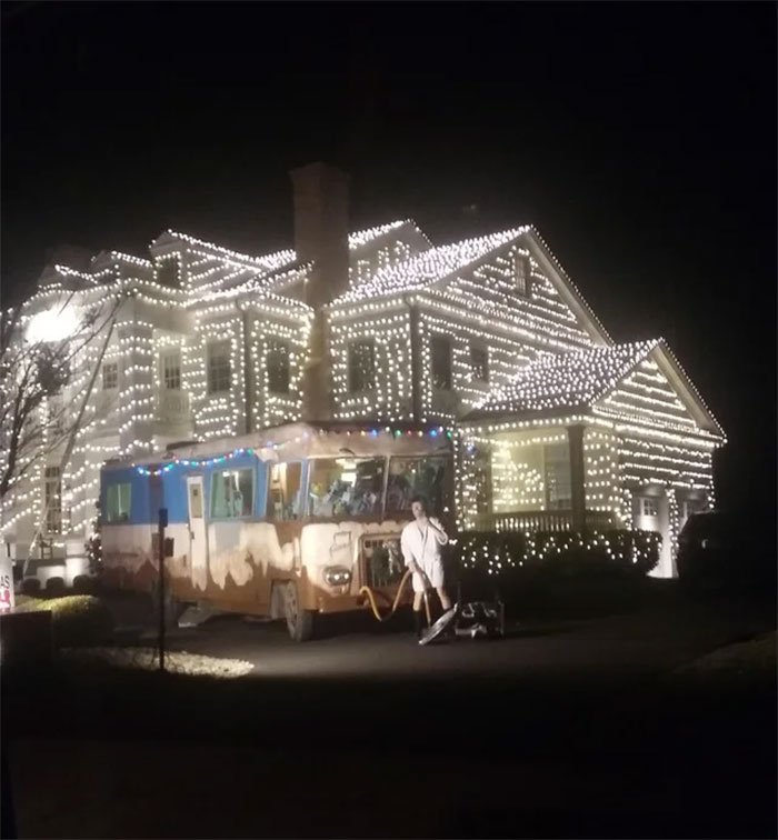 This House Near Where I Live Is Decorated Like Clark's House From National Lampoon's Christmas Vacation