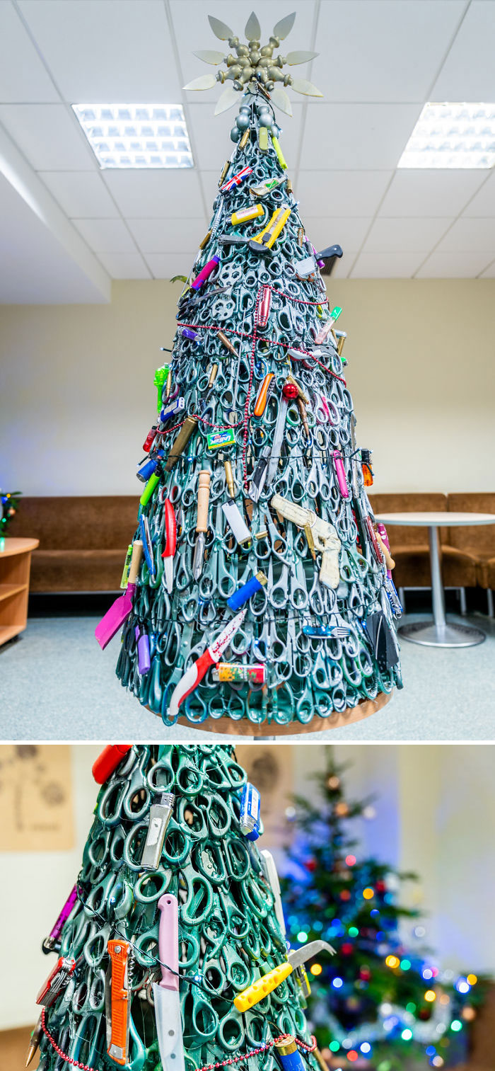 Zamestnanci letiska vo Vilniuse vytvárajú vianočný stromček zo zhabaných predmetov 