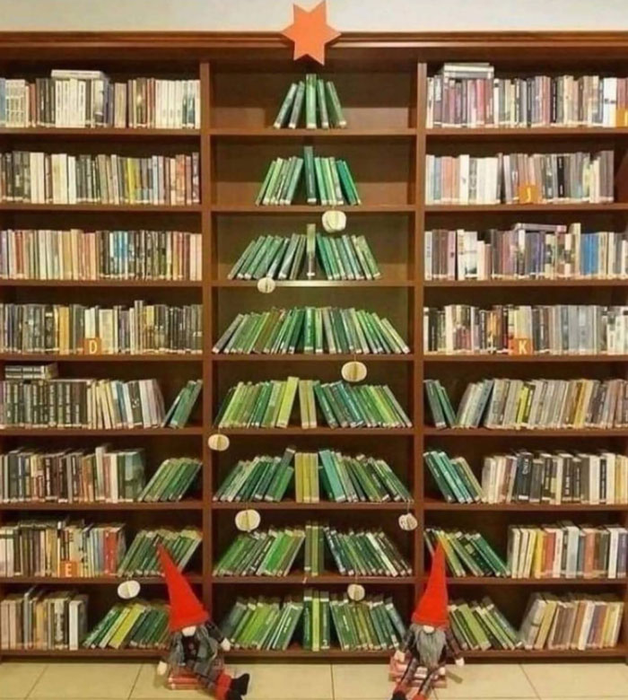 Veľmi špeciálny vianočný strom vo verejnej knižnici, ktorú vytvorili knihovníci (Sulęcin, Poľsko)