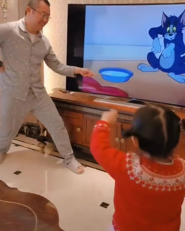 Somebody Needs To Give This Father A Dad Of The Year Medal For Joining His  Daughter's Tom & Jerry Cartoon | Bored Panda