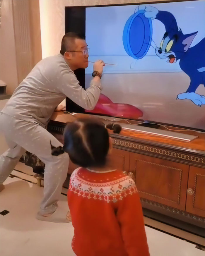 Somebody Needs To Give This Father A Dad Of The Year Medal For Joining His Daughter's Tom & Jerry Cartoon