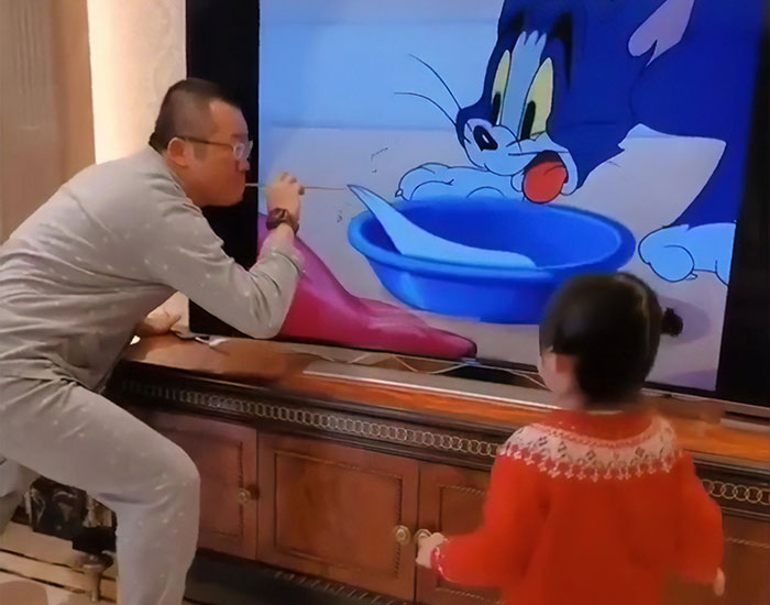 Somebody Needs To Give This Father A Dad Of The Year Medal For Joining His Daughter’s Tom & Jerry Cartoon