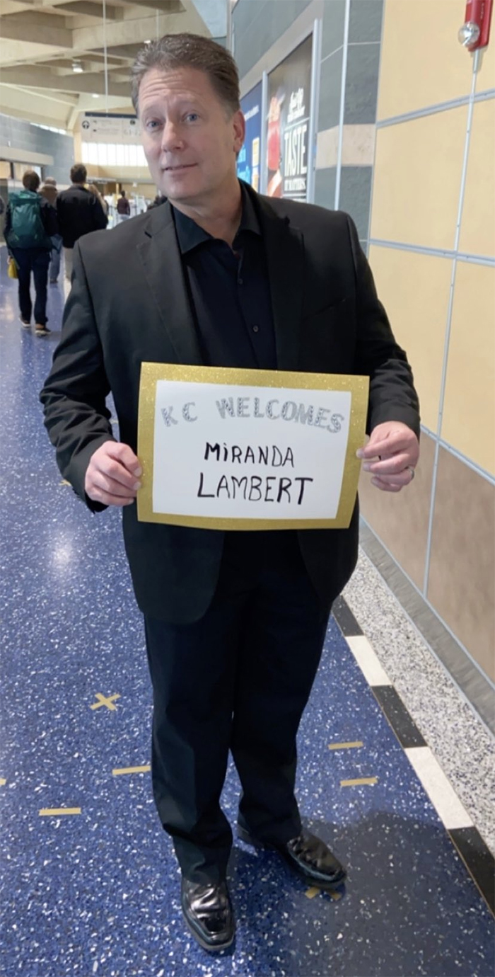This Dad Makes Hilarious Signs And Costumes Each Time He Goes To Pick His Daughter Up From The Airport