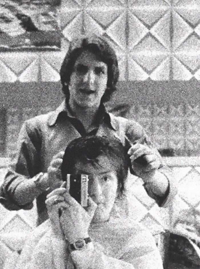 Man Snaps A Mirror Selfie With His Barber In The 1970s, Continues The Tradition For 40 Years