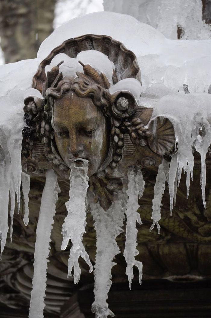 Gargoyle-Statues-Vomiting-Ice