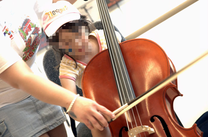 Esta profesora de cello recibió un email racista de la madre de un estudiante y respondió explicando el "hedor étnico" de su hijo