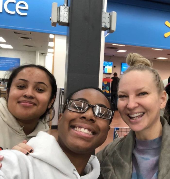 One Woman Paid Everyone's Bills At Walmart Claiming She Won A Lottery, Turns Out It Was Sia