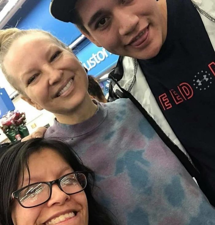 One Woman Paid Everyone's Bills At Walmart Claiming She Won A Lottery, Turns Out It Was Sia