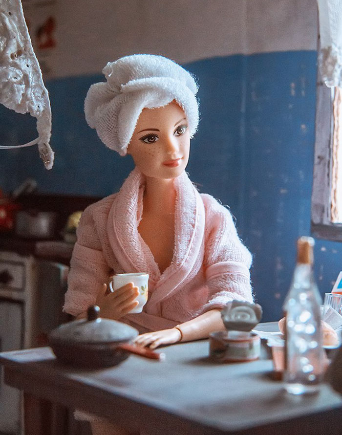 slav barbie ken lara vychuzhanina 8 5de90dd6c6004  700 - Fotógrafo capturou como seria se Barbie e Ken vivessem na Rússia Soviética