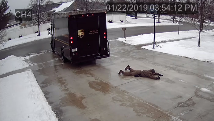 Una cámara de seguridad grabó a este repartidor de UPS haciendo un heroico esfuerzo para hacer su entrega