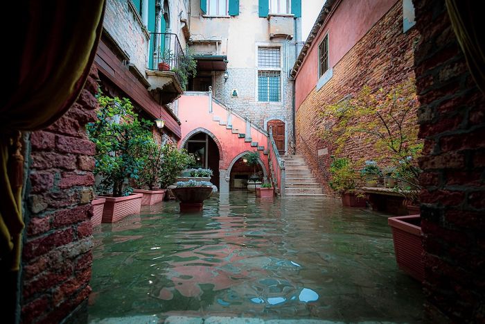 Photographer Spends A Whole Day In Flooded Venice, Captures Just How Different The City Looks (19 Pics)