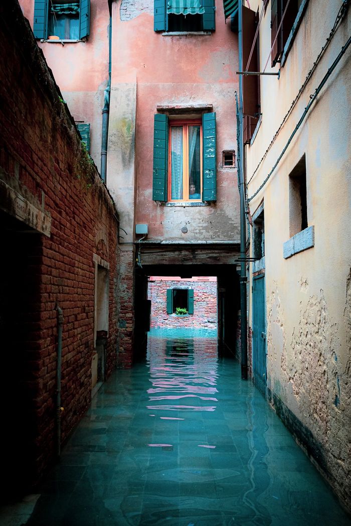 Esta fotógrafa pasó todo un día en Venecia inundada, captando lo distinta que parece (19 fotos)