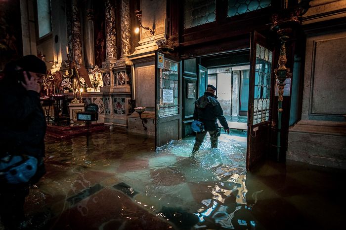 Esta fotógrafa pasó todo un día en Venecia inundada, captando lo distinta que parece (19 fotos)