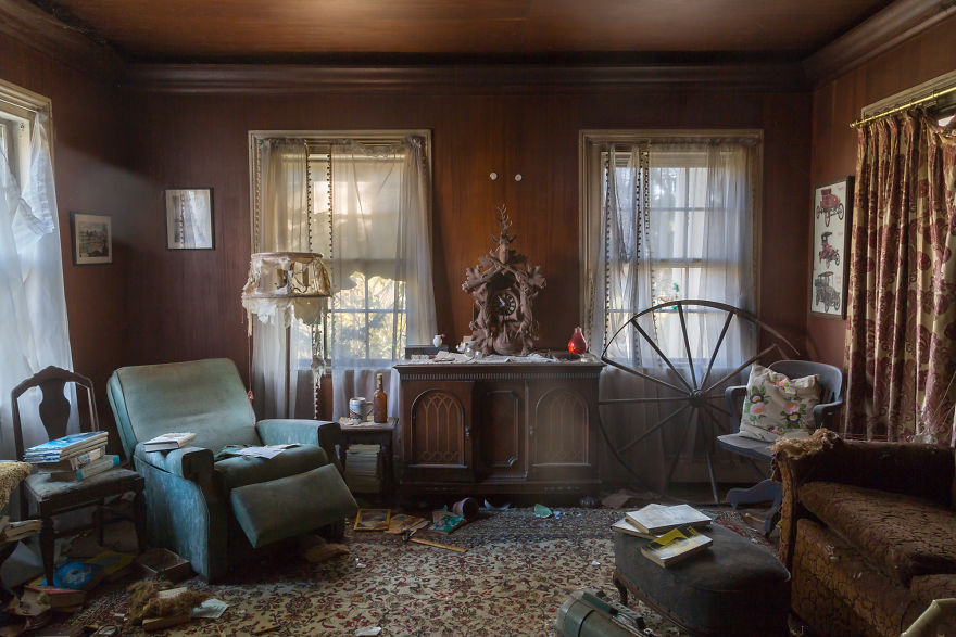 This German American House Was Left Behind With All Its Belonging Still Inside (17 Pics)