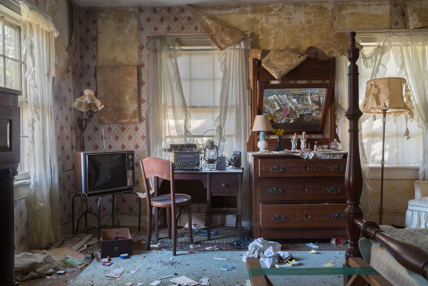 This German American House Was Left Behind With All Its Belonging Still Inside (17 Pics)