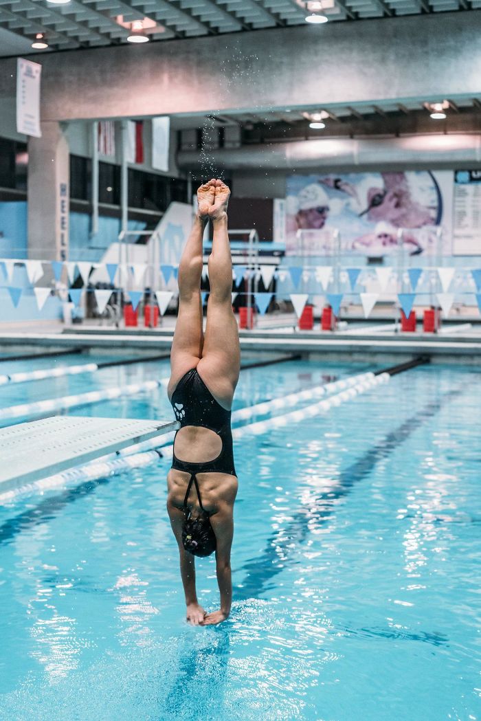 This Diving Photo I Took Of My Friend Makes It Look She's Doing A Handstand On Water
