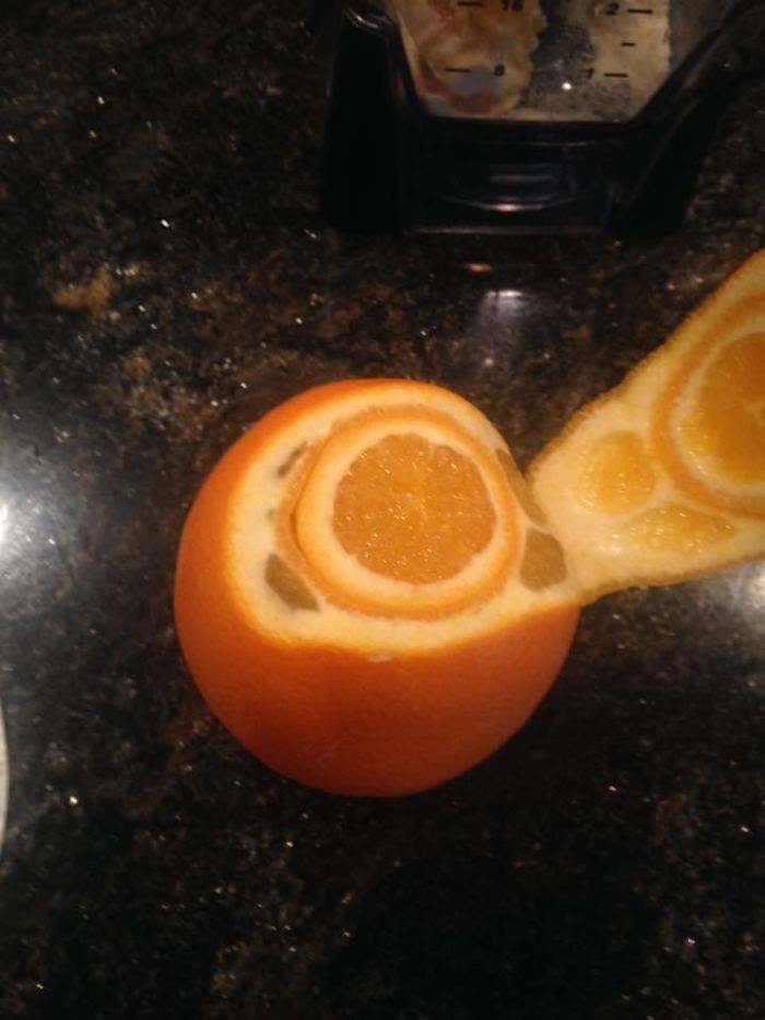 Naranja dentro de una naranja, con piel y todo
